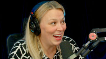 DK-Poops-the-car-1080